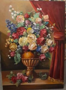 گلدان گل داودی در کنار پرده